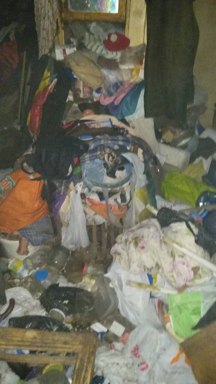 Calvarul unor locatari din Telecentru: Un apartament, transformat în groapă de gunoi, A LUAT FOC (FOTO)