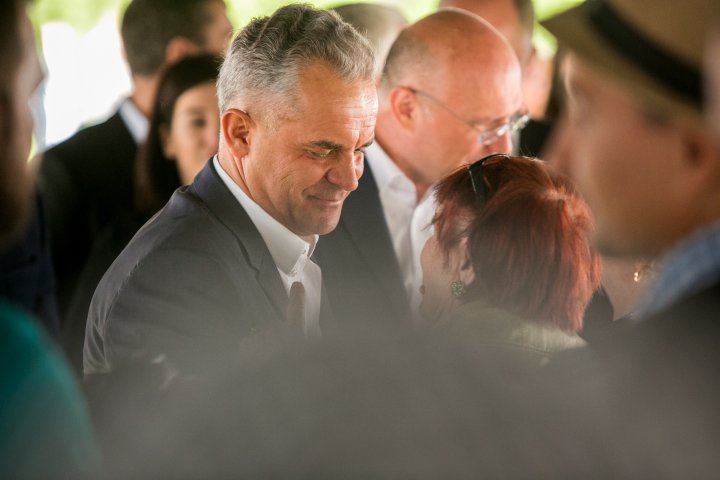 Vlad Plahotniuc la terciul ostăşesc alături de veterani în Scuarul Catedralei (FOTOREPORT)