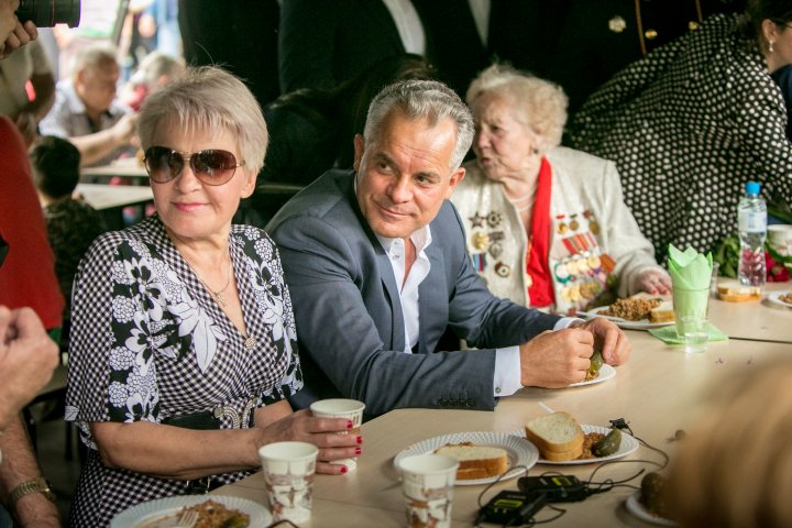 Vlad Plahotniuc la terciul ostăşesc alături de veterani în Scuarul Catedralei (FOTOREPORT)