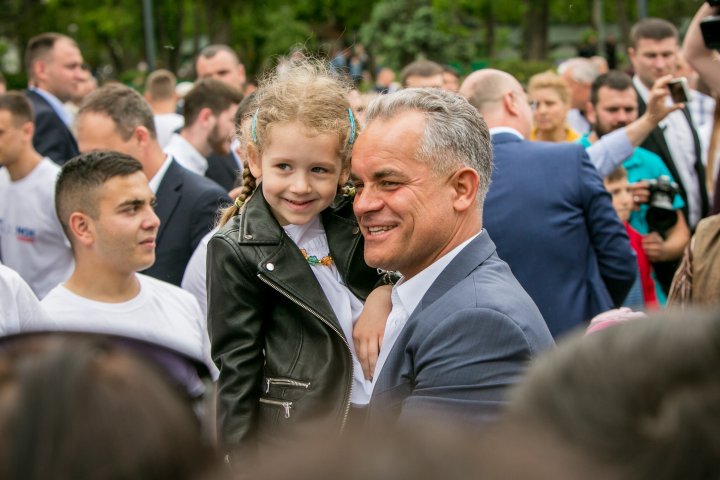 Vlad Plahotniuc la terciul ostăşesc alături de veterani în Scuarul Catedralei (FOTOREPORT)