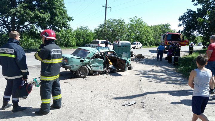 Accident grav pe şoseaua Bălţi-Glodeni. O persoană rănită, iar şoferul a fugit de la faţa locului (FOTO/VIDEO)