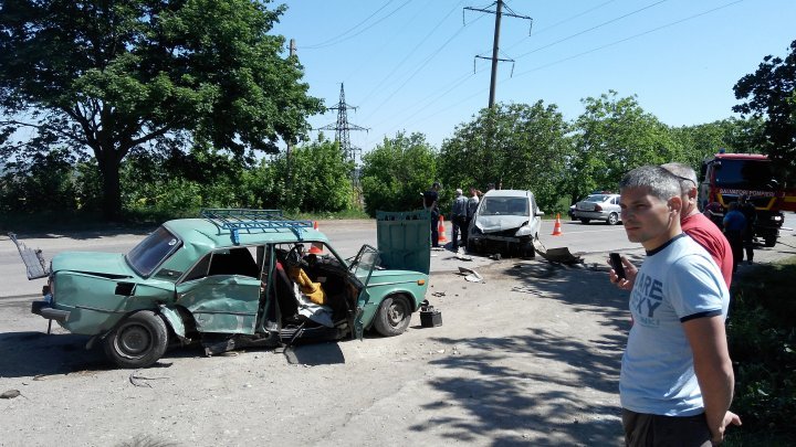 Accident grav pe şoseaua Bălţi-Glodeni. O persoană rănită, iar şoferul a fugit de la faţa locului (FOTO/VIDEO)