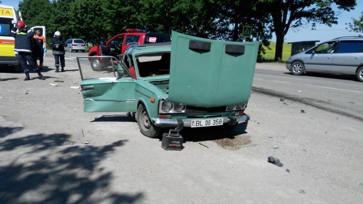 Accident grav pe şoseaua Bălţi-Glodeni. O persoană rănită, iar şoferul a fugit de la faţa locului (FOTO/VIDEO)