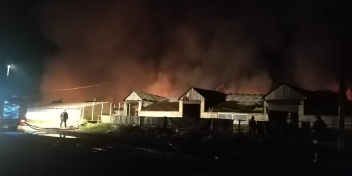 Pompierii au trei versiuni în cazul incendiului de la depozitul din Străşeni (GALERIE FOTO)