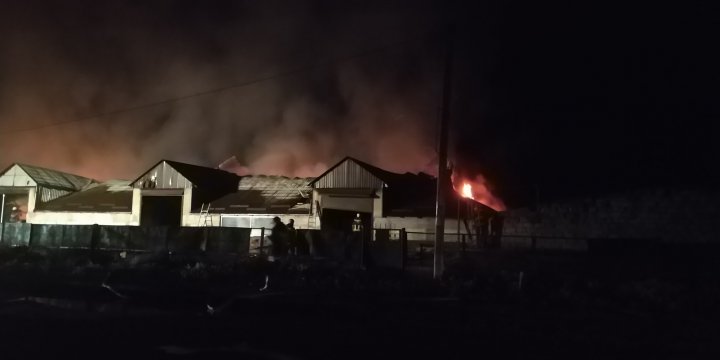 Pompierii au trei versiuni în cazul incendiului de la depozitul din Străşeni (GALERIE FOTO)