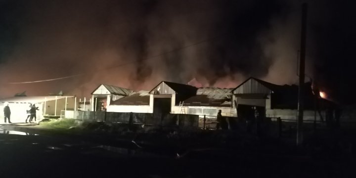 Pompierii au trei versiuni în cazul incendiului de la depozitul din Străşeni (GALERIE FOTO)