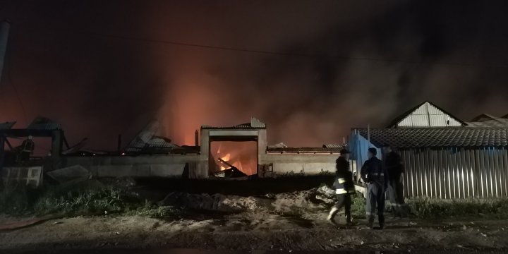 Pompierii au trei versiuni în cazul incendiului de la depozitul din Străşeni (GALERIE FOTO)