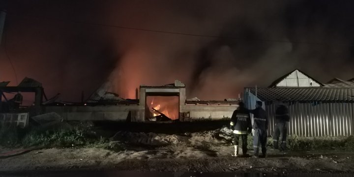 INCENDIU DEVASTATOR lângă autogara Strășeni. Flăcările au cuprins UN DEPOZIT și un parc de tractoare (VIDEO/FOTO)