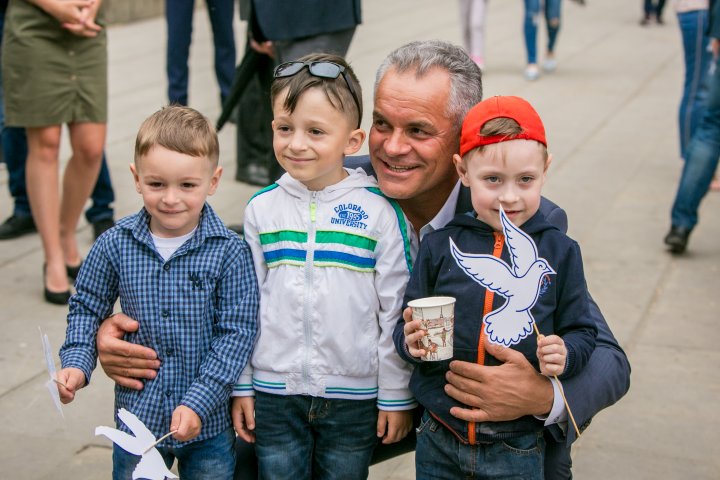 Vlad Plahotniuc la terciul ostăşesc alături de veterani în Scuarul Catedralei (FOTOREPORT)