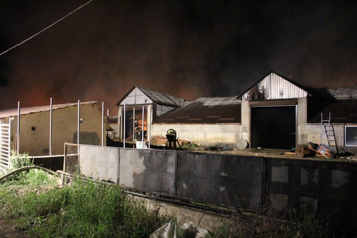 INCENDIU PUTERNIC lângă autogara din Strășeni. Un depozit şi o parcare cu tehnică agricolă, MISTUITE în întregime de flăcări (FOTO/VIDEO)