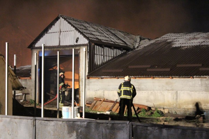 INCENDIU PUTERNIC lângă autogara din Strășeni. Un depozit şi o parcare cu tehnică agricolă, MISTUITE în întregime de flăcări (FOTO/VIDEO)