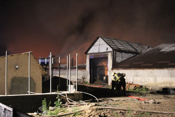 La cât se ridică PAGUBELE cauzate de incendiul devastator de la Străşeni (FOTO)