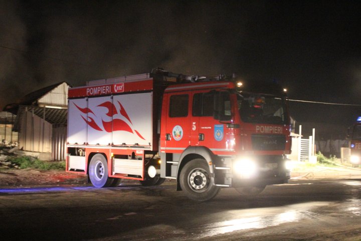 INCENDIU DEVASTATOR lângă autogara Strășeni. Flăcările au cuprins UN DEPOZIT și un parc de tractoare (VIDEO/FOTO)