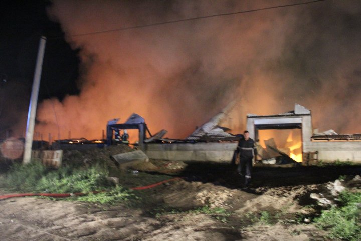 INCENDIU DEVASTATOR lângă autogara Strășeni. Flăcările au cuprins UN DEPOZIT și un parc de tractoare (VIDEO/FOTO)