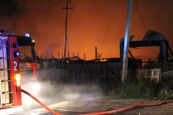 EXCLUSIV. Imagini din dronă de la incendiul de la Strășeni (VIDEO)