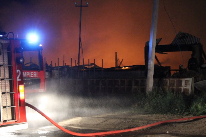 INCENDIU DEVASTATOR lângă autogara Strășeni. Flăcările au cuprins UN DEPOZIT și un parc de tractoare (VIDEO/FOTO)