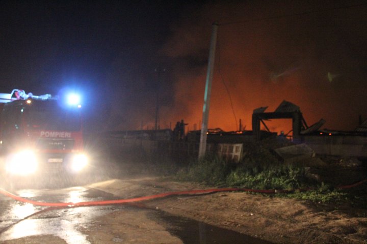 Pompierii au trei versiuni în cazul incendiului de la depozitul din Străşeni (GALERIE FOTO)