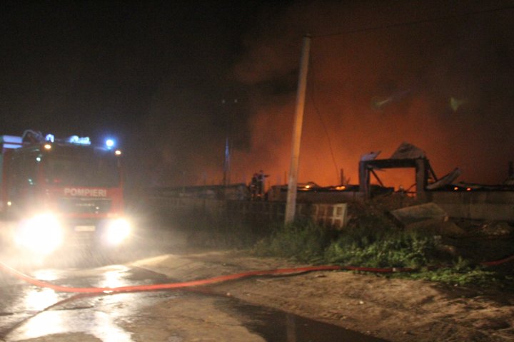INCENDIU DEVASTATOR lângă autogara Strășeni. Flăcările au cuprins UN DEPOZIT și un parc de tractoare (VIDEO/FOTO)