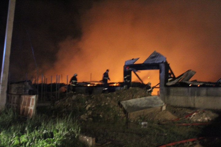 INCENDIU DEVASTATOR lângă autogara Strășeni. Flăcările au cuprins UN DEPOZIT și un parc de tractoare (VIDEO/FOTO)