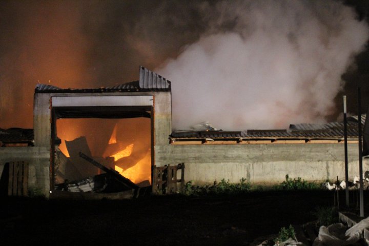 INCENDIU DEVASTATOR lângă autogara Strășeni. Flăcările au cuprins UN DEPOZIT și un parc de tractoare (VIDEO/FOTO)