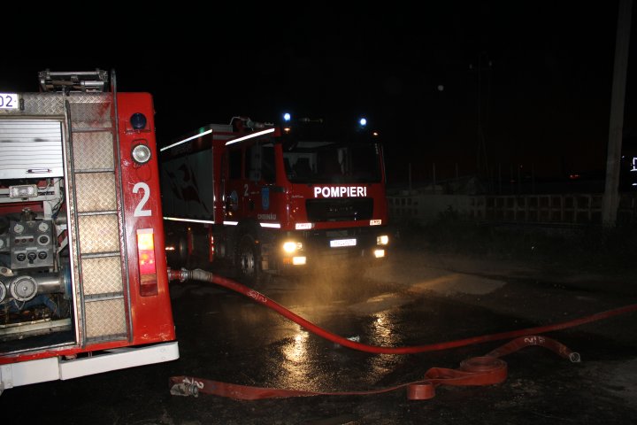 INCENDIU DEVASTATOR lângă autogara Strășeni. Flăcările au cuprins UN DEPOZIT și un parc de tractoare (VIDEO/FOTO)