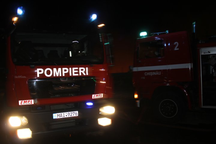 INCENDIU DEVASTATOR lângă autogara Strășeni. Flăcările au cuprins UN DEPOZIT și un parc de tractoare (VIDEO/FOTO)