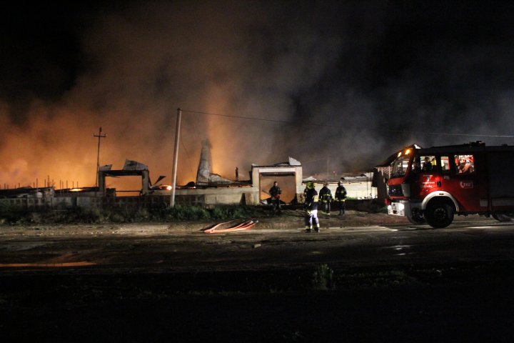 La cât se ridică PAGUBELE cauzate de incendiul devastator de la Străşeni (FOTO)