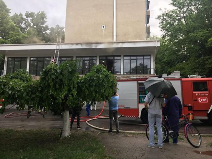 INCENDIU în sectorul Râşcani al Capitalei! Flăcările au cuprins o clădire de birouri aflată în construcţie (FOTO/VIDEO)