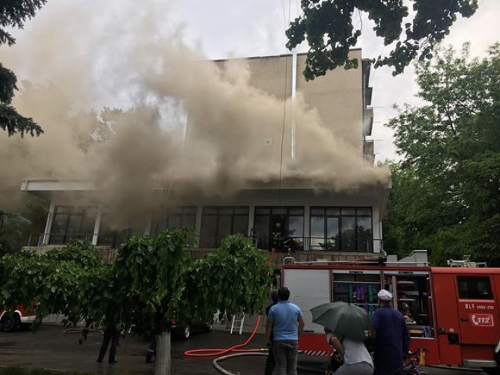 INCENDIU în sectorul Râşcani al Capitalei! Flăcările au cuprins o clădire de birouri aflată în construcţie (FOTO/VIDEO)