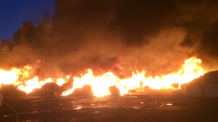 INCENDIU PUTERNIC la o rafinărie din România. Fumul gros este văzut de la distanţă