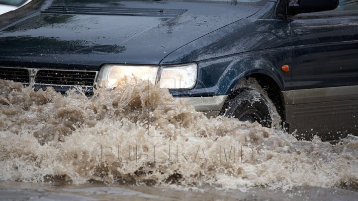 ATENŢIE ŞOFERI! Scurgere de apă pe o stradă din Capitală