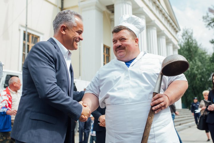 Vlad Plahotniuc la terciul ostăşesc alături de veterani în Scuarul Catedralei (FOTOREPORT)