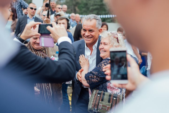 Vlad Plahotniuc la terciul ostăşesc alături de veterani în Scuarul Catedralei (FOTOREPORT)