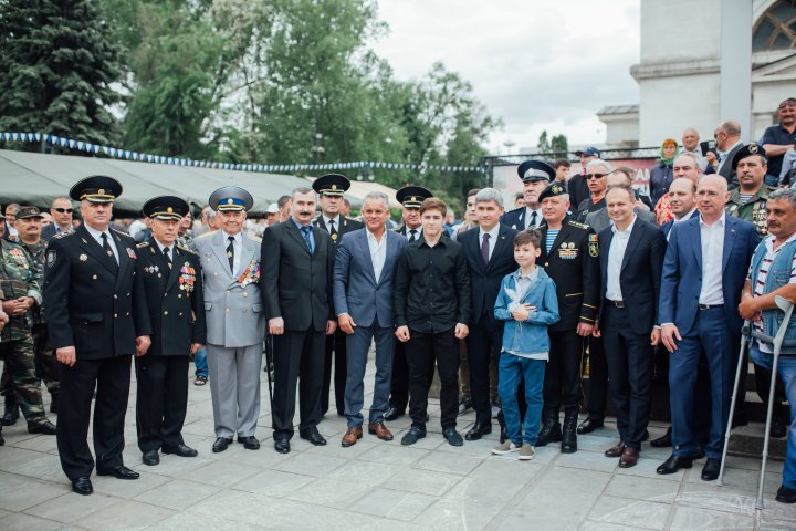 Vlad Plahotniuc la terciul ostăşesc alături de veterani în Scuarul Catedralei (FOTOREPORT)