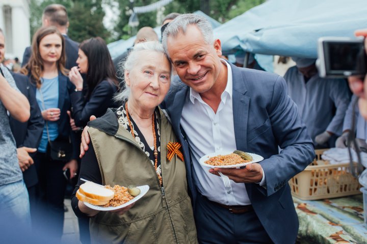 Vlad Plahotniuc la terciul ostăşesc alături de veterani în Scuarul Catedralei (FOTOREPORT)