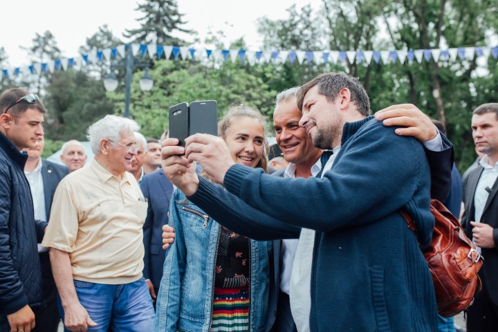 Vlad Plahotniuc la terciul ostăşesc alături de veterani în Scuarul Catedralei (FOTOREPORT)