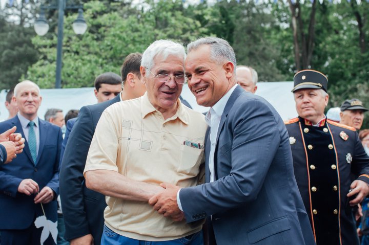 Vlad Plahotniuc la terciul ostăşesc alături de veterani în Scuarul Catedralei (FOTOREPORT)