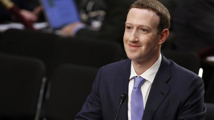 Compania Facebook încearcă să-şi repare imaginea după scandalul Cambridge Analytica. Mark Zuckerberg îşi păstrează funcţia