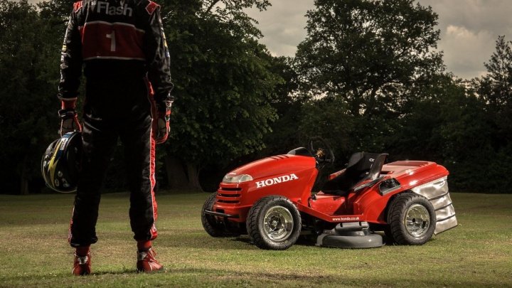 Competiţie bizară în Marea Britanie! Zeci de piloţi s-au întrecut la tuns iarbă