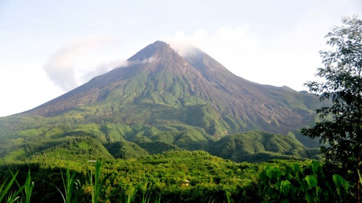 Cel mai activ vulcan din Indonezia FIERBE! Autorităţile a ordonat evacuarea locuitorilor de pe versanţi