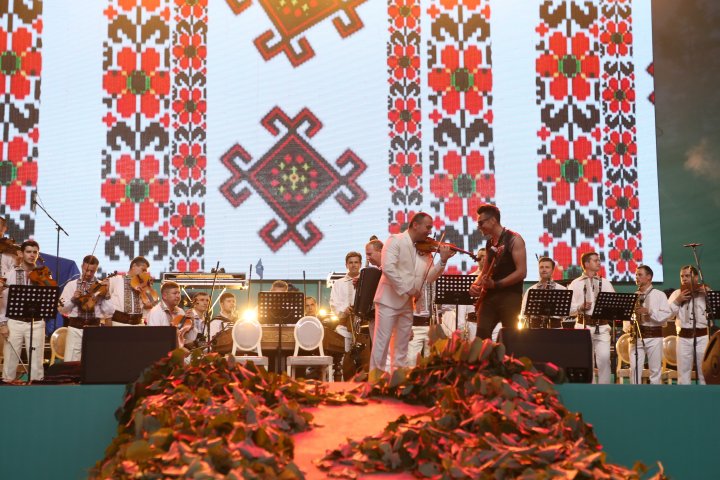 CONCERT DE EXCEPŢIE şi un GRANDIOS FOC DE ARTIFICII la Nisporeni. Vlad Plahotniuc, Andrian Candu şi Pavel Filip au făcut băi de mulţime