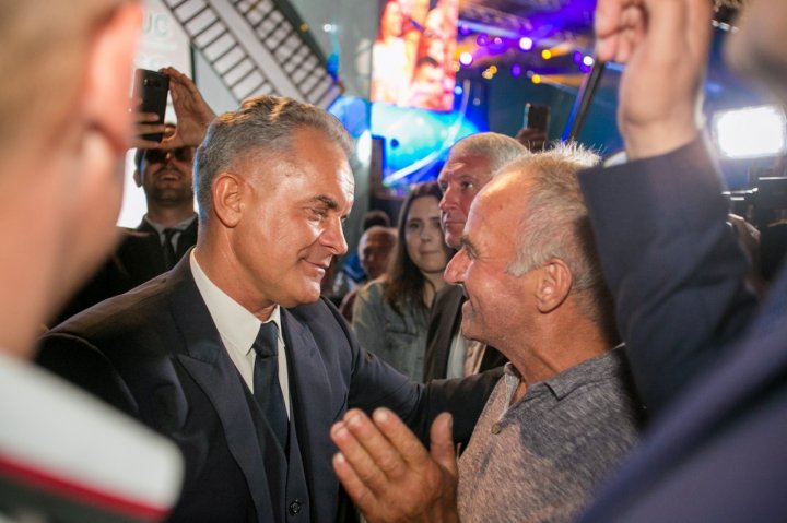 CONCERT DE EXCEPŢIE şi un GRANDIOS FOC DE ARTIFICII la Nisporeni. Vlad Plahotniuc, Andrian Candu şi Pavel Filip au făcut băi de mulţime