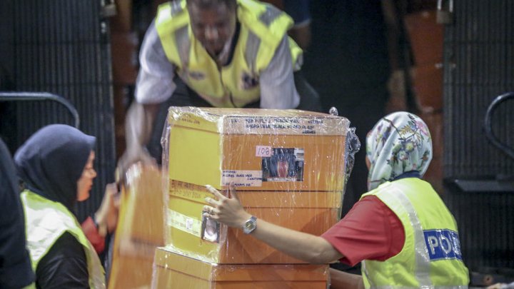 72 de saci cu bijuterii şi bani, confiscaţi din casele fostului premier al Malaeziei