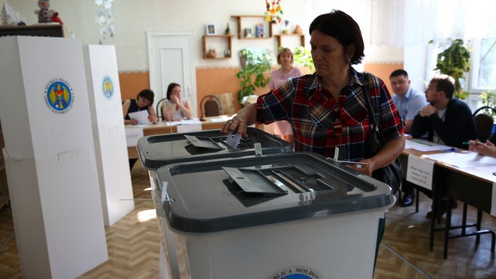 (21:00) Peste 225 de mii de chişinăueni s-au prezentat la urnele de vot. Ce spun locuitorii Capitalei