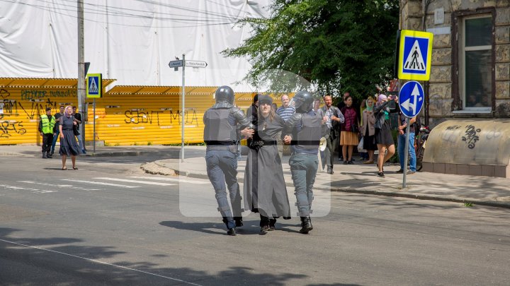 Preoţii şi creştinii care au protestat împotriva marşului LGBT cer ca poliţiştii care i-au agresat să fie traşi la răspundere