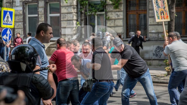 Preoţii şi creştinii care au protestat împotriva marşului LGBT cer ca poliţiştii care i-au agresat să fie traşi la răspundere