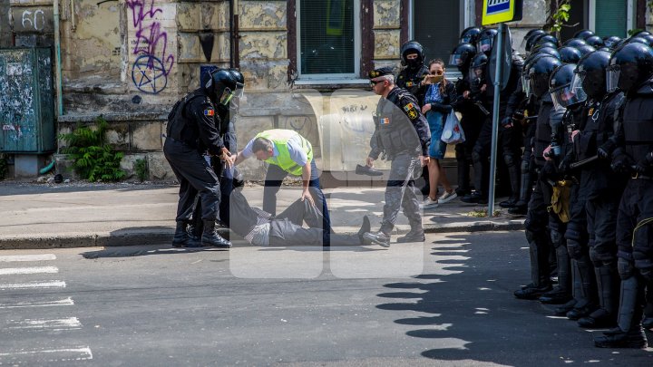 Preoţii şi creştinii care au protestat împotriva marşului LGBT cer ca poliţiştii care i-au agresat să fie traşi la răspundere