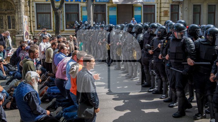 Preoţii şi creştinii care au protestat împotriva marşului LGBT cer ca poliţiştii care i-au agresat să fie traşi la răspundere