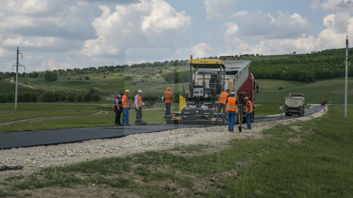 Pavel Filip a inspectat drumul din satul Drăguşeni, reabilitat în cadrul programului "Drumuri bune pentru Moldova"