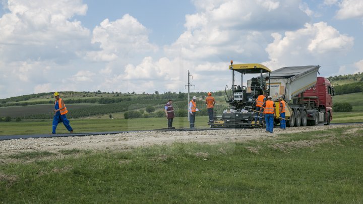 Pavel Filip a inspectat drumul din satul Drăguşeni, reabilitat în cadrul programului "Drumuri bune pentru Moldova"